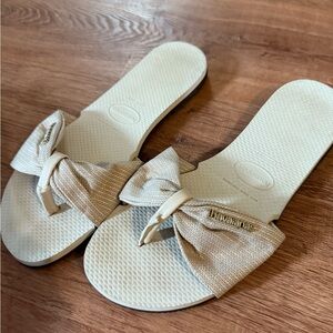 Havaianas Women's Tan Sandals/Flip Flops with Bow size 7/8